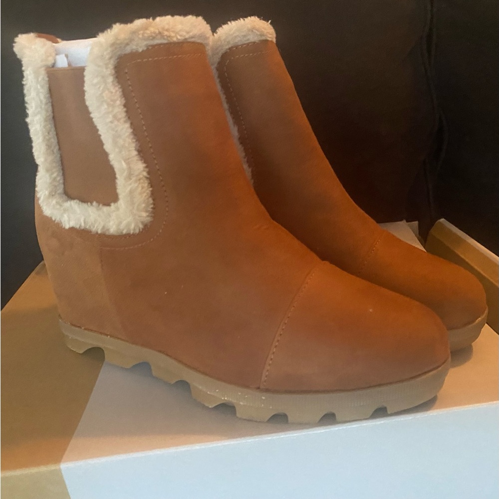 NWT Maurices Sherpa trim wedge boots size10 color: cognac